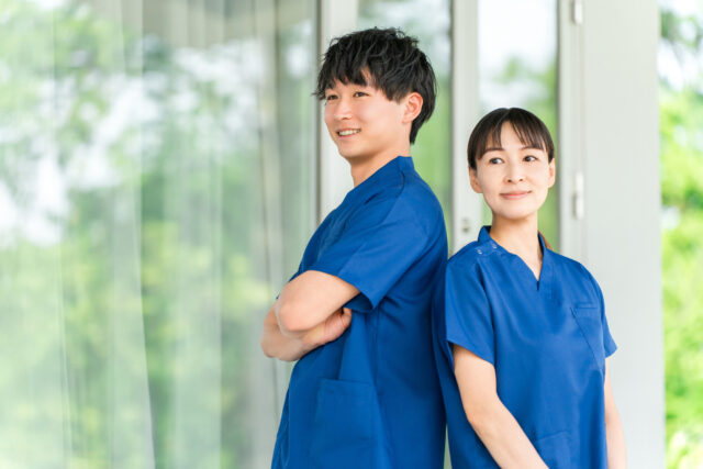 【比較】歯科医師の勤務医と開業医の違い！年収・働き方・メリットと後悔しない選び方